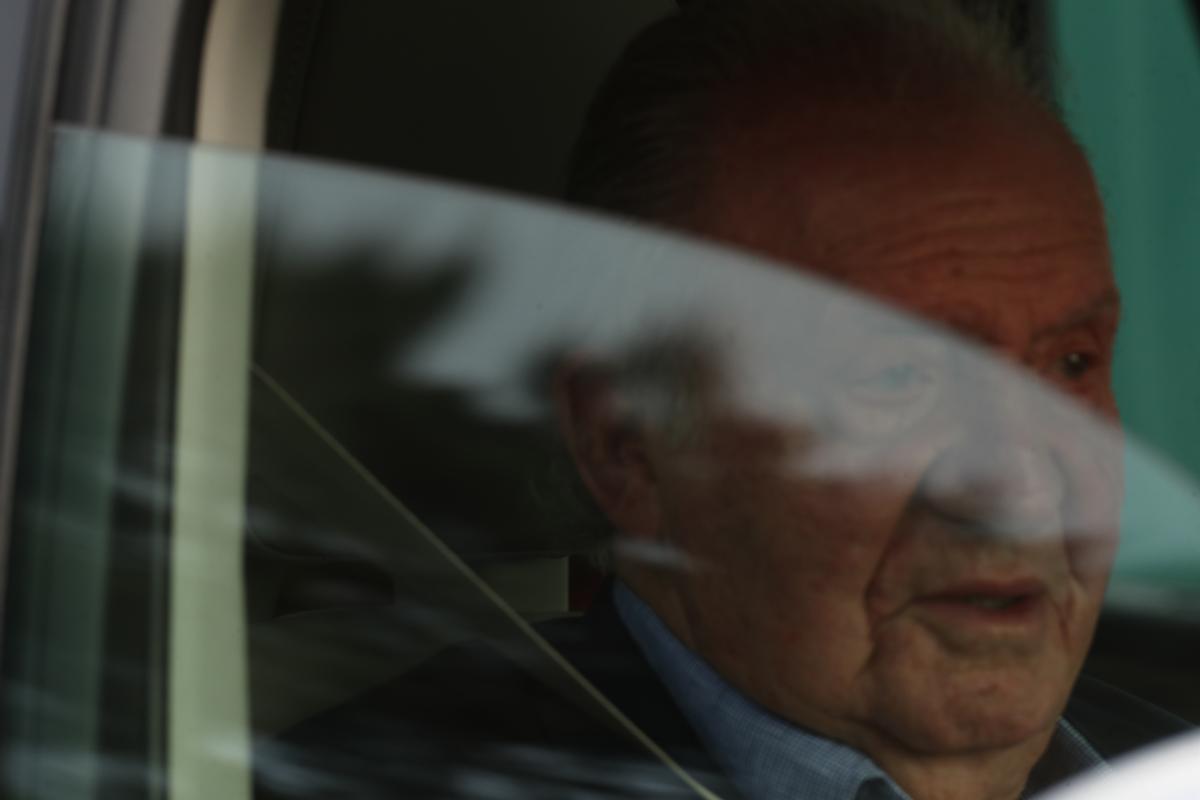 El Rey Juan Carlos, en el interior de su vehículo tras regresar a España para participar en las regatas de Sanxenxo