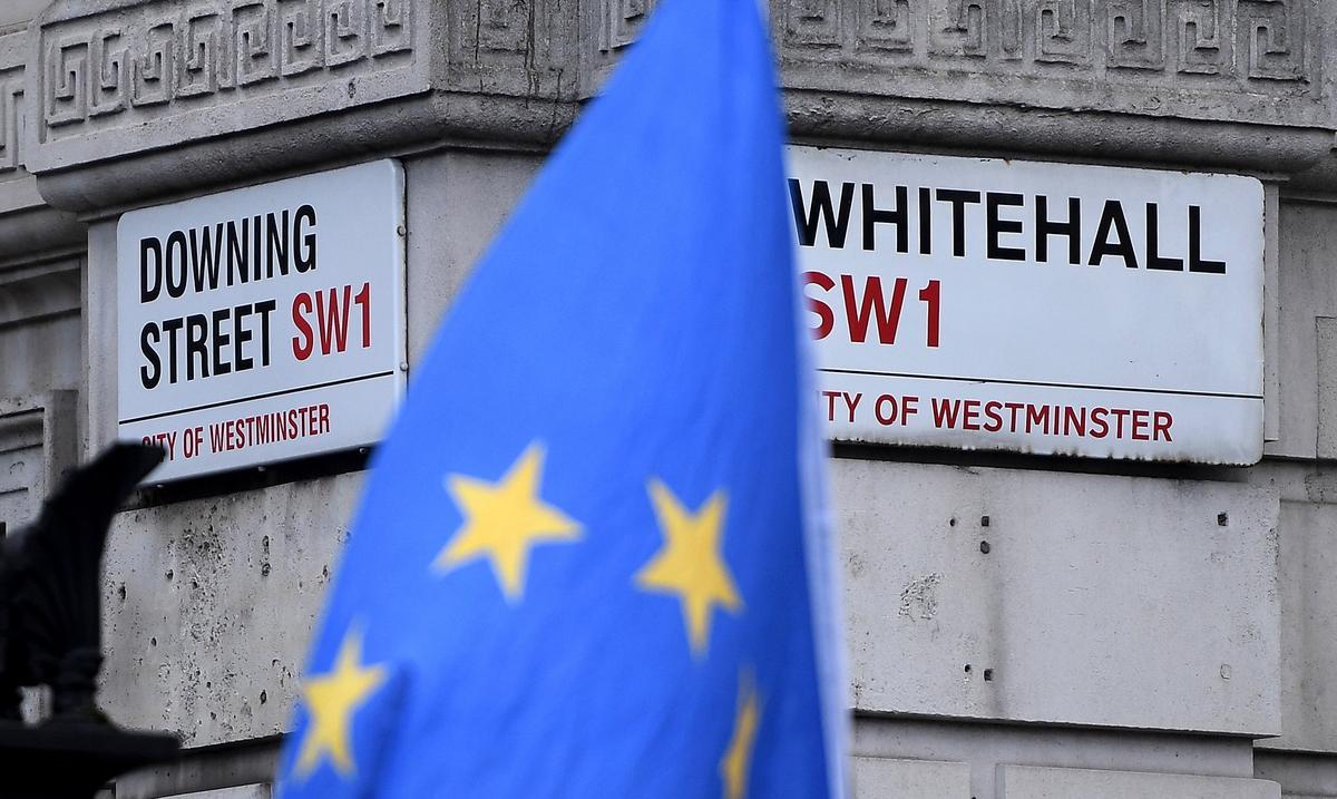 Una bandera de la UE frente a Downing Street en Londres, Gran Bretaña, el 27 de febrero de 2023.
