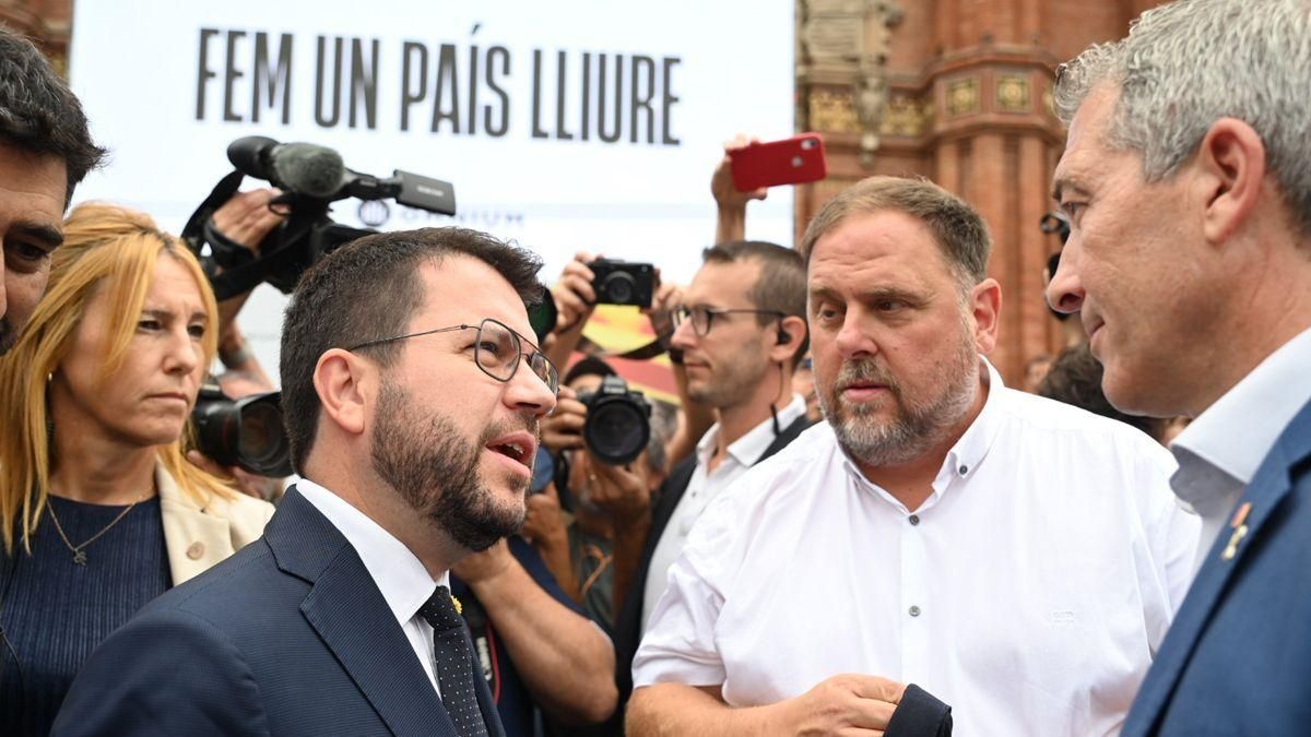 Pere Aragonès conversa con Oriol Junqueras y Josep Gonzàlez-Cambray, en el acto convocado por Òmnium con motivo de la Diada Pere Aragonès conversa con Oriol Junqueras y Josep Gonzàlez-Cambray, en el acto convocado por Òmnium con motivo de la Diada