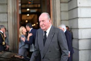 El rey Juan Carlos quiere pasar “temporadas” en España pero residir fuera