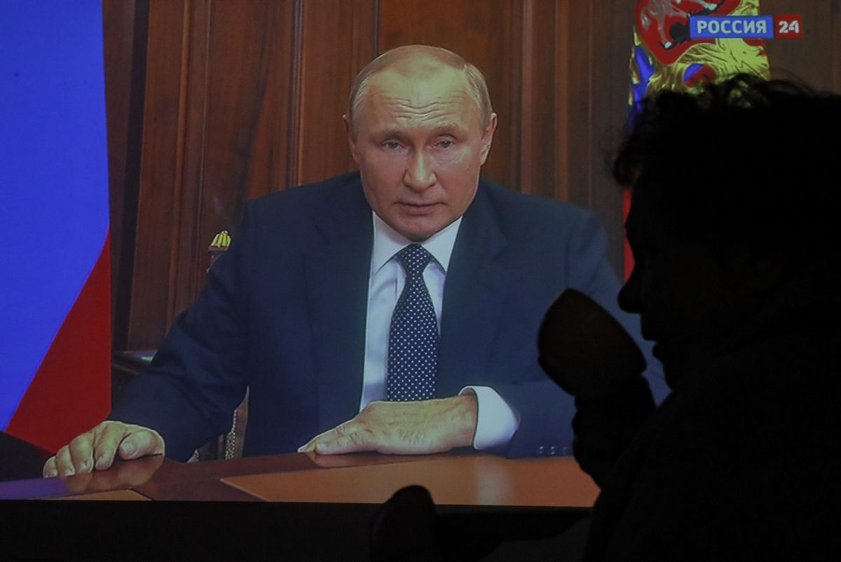 Una refugiada de Mariúpol de 75 años bebe té mientras escucha el mensaje televisado del presidente ruso, Vladimir Putin, a la nación en Moscú, Rusia, este miércoles. Una refugiada de Mariúpol de 75 años bebe té mientras escucha el mensaje televisado del presidente ruso, Vladimir Putin, a la nación en Moscú, Rusia, este miércoles.