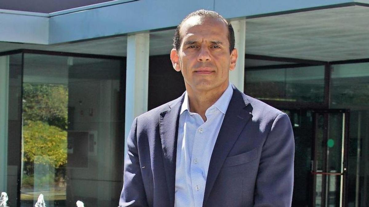 Juan Verde, ayer, en la entrada del colegio Manuel Peleteiro. Juan Verde, ayer, en la entrada del colegio Manuel Peleteiro.