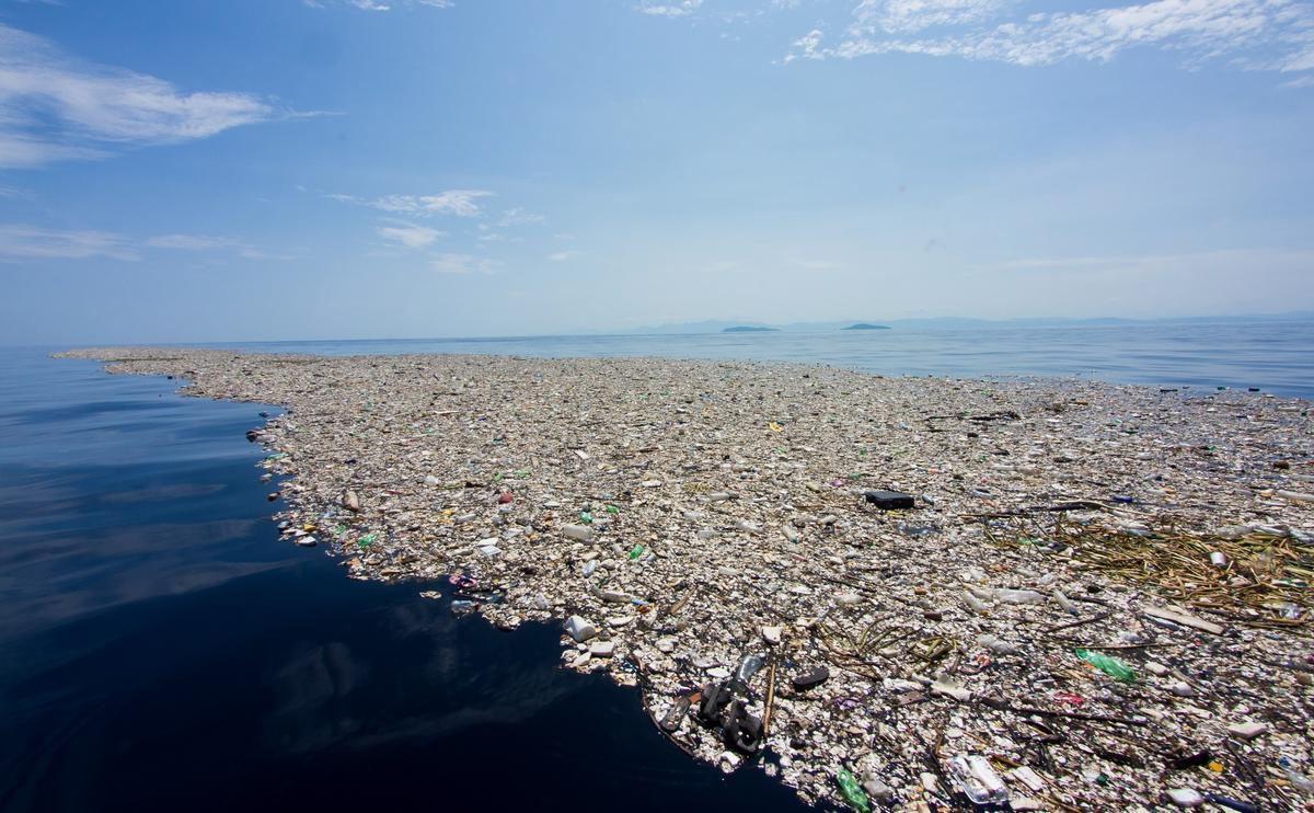 ¿Dónde están las 7 superislas de plástico que flotan en los mares de la Tierra?