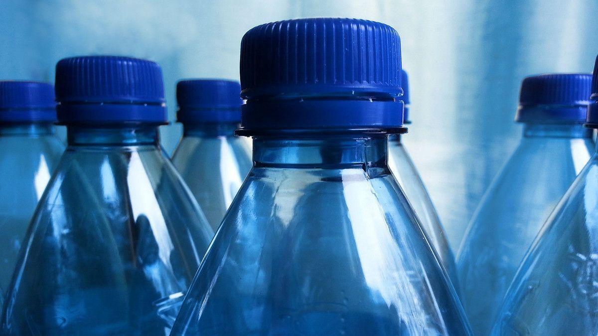 Botellas de agua de plástico.