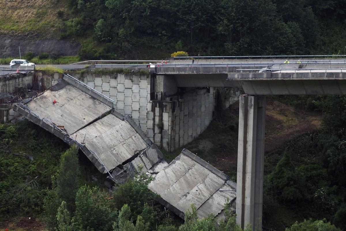 Estado del viaducto de O Castro en la A-6 a la altura de la localidad de Vega de Valcarce.