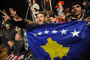 Ciudadanos kosovares celebran la proclamación de la independencia en las calles de Pristina, el 17 de febrero de 2008.