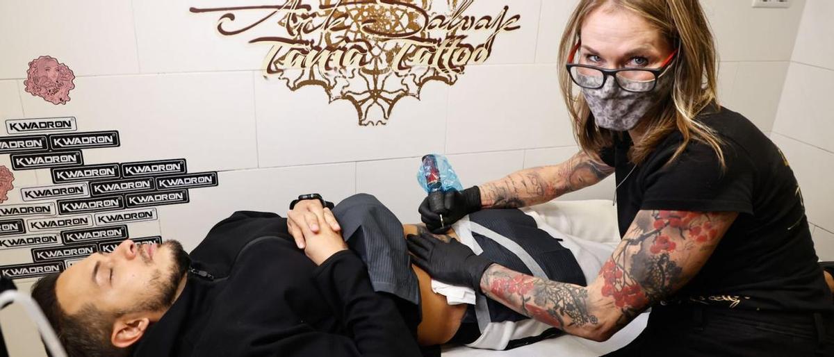 El negocio de borrar y tapar tatuajes: "Un cliente que se ha tapado cinco nombres de cinco novias"