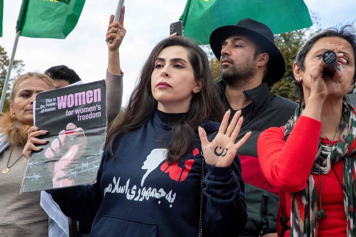 Un mes de protestas en Irán: la muerte de Masha Amini alienta a desafiar a la represión.