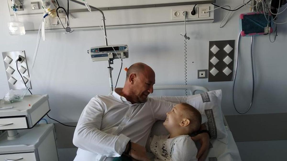 El testimonio del padre de un niño con cáncer: "Se te cae el mundo encima al recibir el diagnóstico"