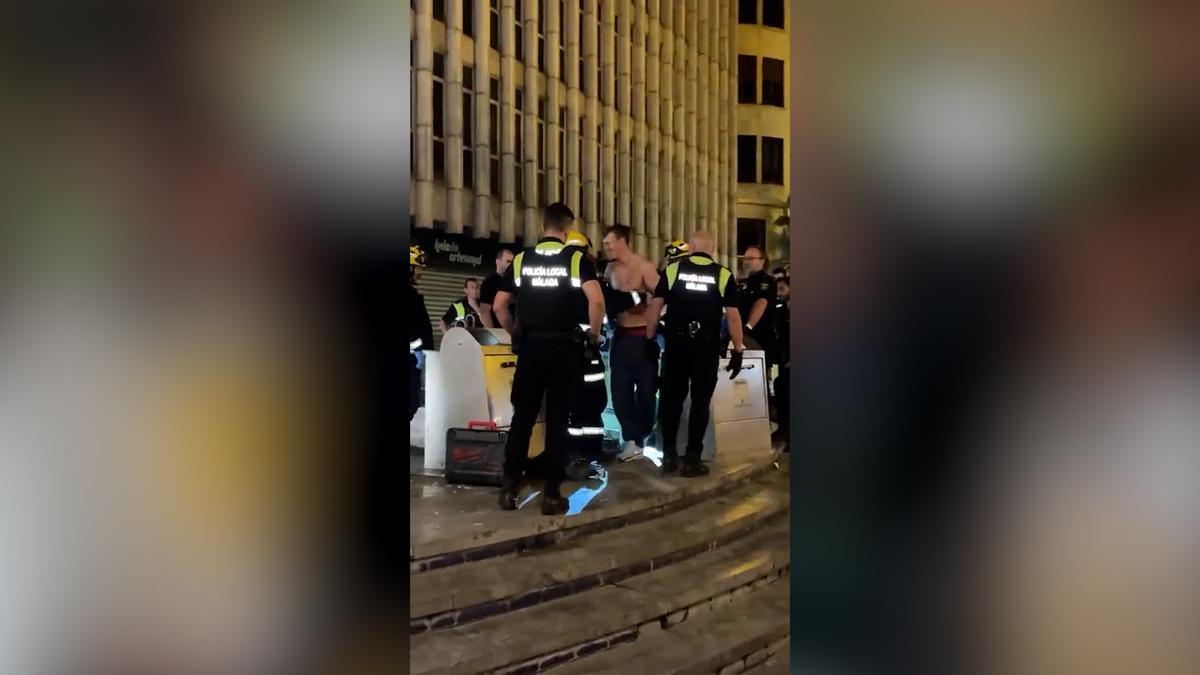 Este es el momento en el que los bomberos rescatan a un joven de un contenedor subterráneo en el centro de Málaga