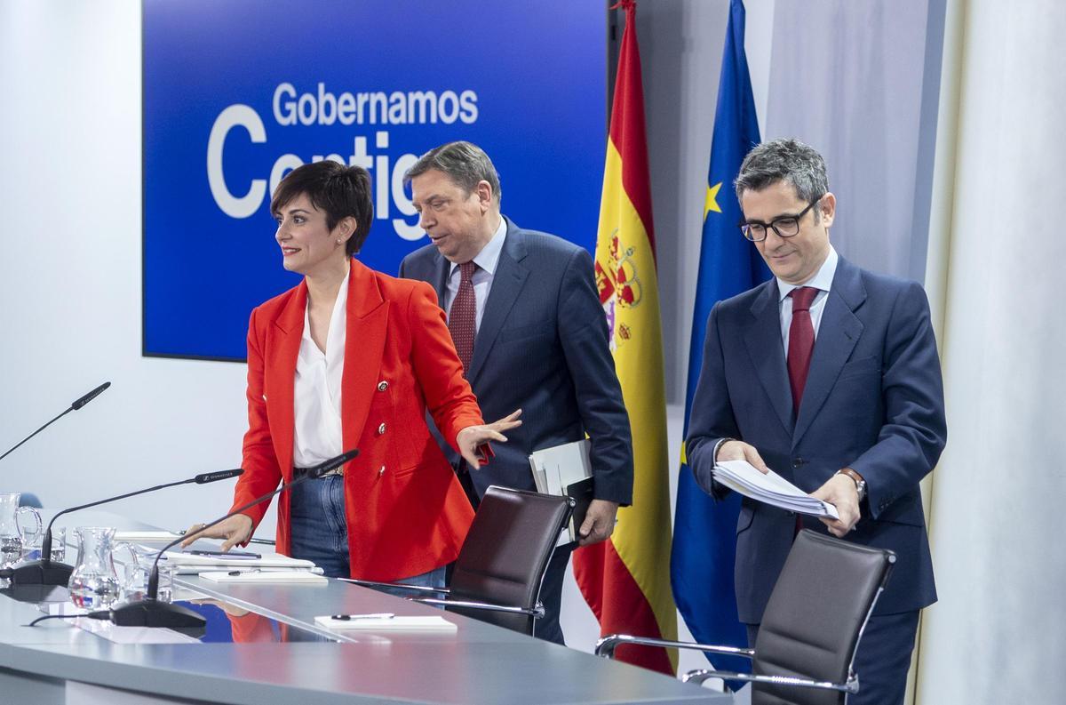 La portavoz del Gobierno, Isabel Rodríguez, con el ministro de Relaciones con las Cortes, Félix Bolaños, y el de Agricultura, Luis Planas, en Moncloa. La portavoz del Gobierno, Isabel Rodríguez, con el ministro de Relaciones con las Cortes, Félix Bolaños, y el de Agricultura, Luis Planas, en Moncloa.