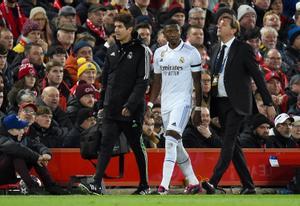 David Alaba se tuvo que retirar lesionado en Anfield.