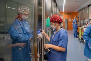 Atención a  pacientes covid en la Unidad de Vigilancia Intensiva Respiratoria (UVIR) del Hospital Clínic de Barcelona.
