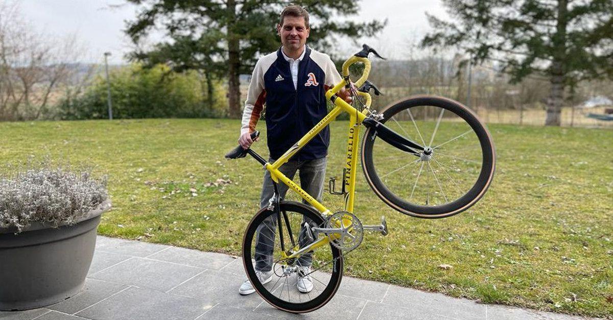 El ciclista alemán Jan Ullrich con la bici subastada.