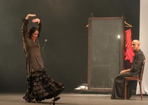Eva Yerbabuena y Juan Kruz durante el estreno mundial del espectáculo ’Re-fracción (Desde mis ojos)’ de la Compañía Eva Yerbabuena este sábado en el Teatro de La Maestranza.