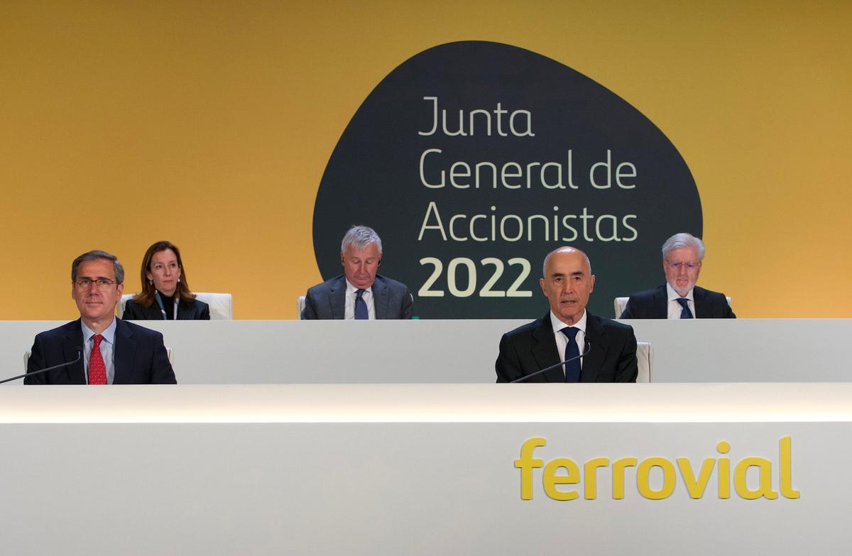 El mayor socio de los Del Pino en Ferrovial apoya la salida de España y amplía su participación