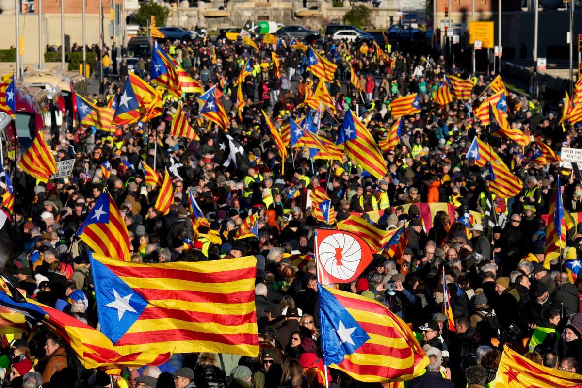 Manifestación convocada por el independentismo, en una movilización unitaria frente al Museo Nacional de Arte de Cataluña contra la cumbre hispanofrancesa este jueves en Barcelona. EFE/Alejandro García