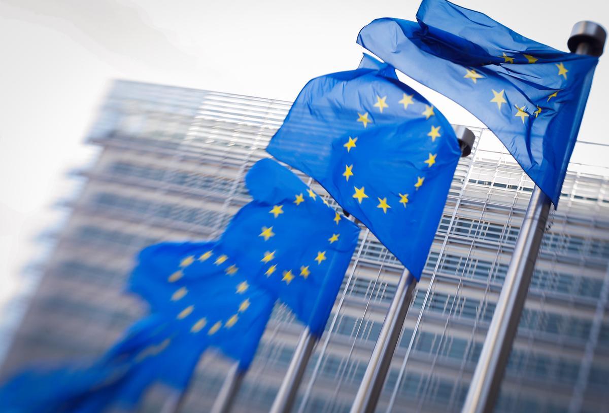  Imagen de archivo que muestra varias banderas de la Unión Europea (UE) mientras ondean frente a la sede de la Comisión uropea, en Bruselas (Bélgica). 