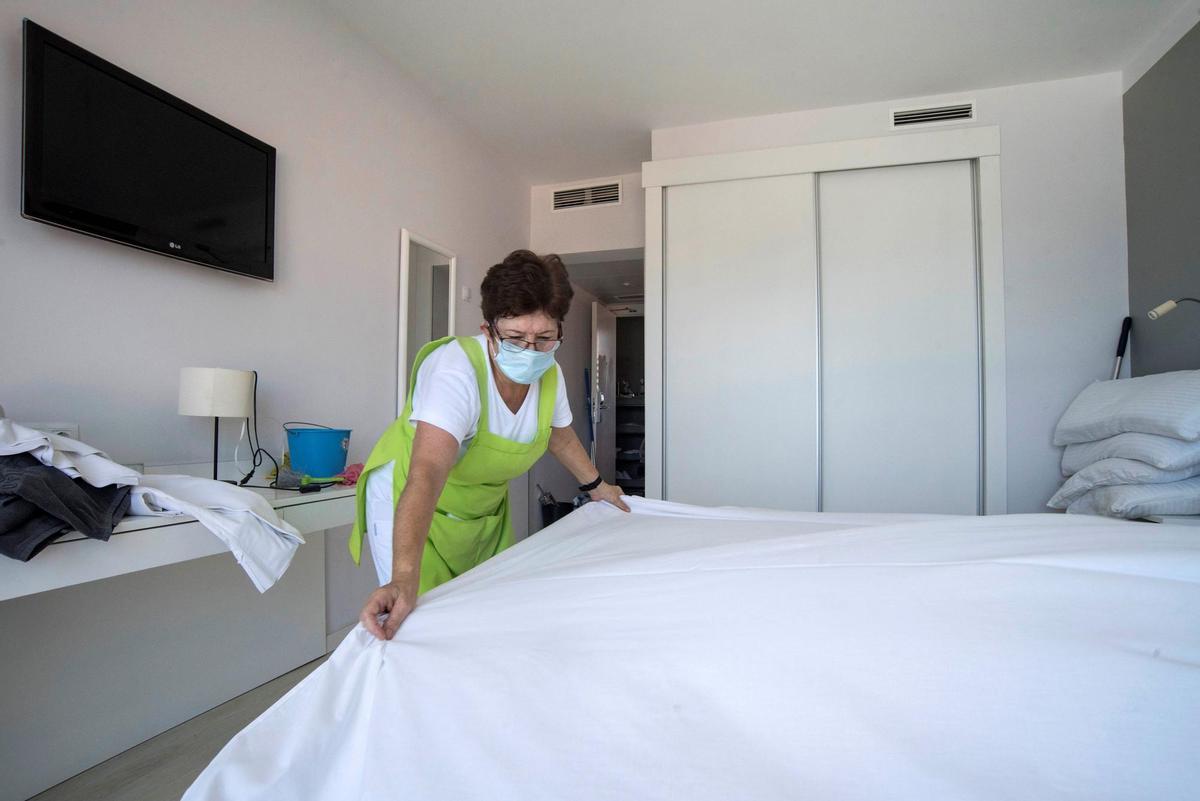 Una trabajadora en un hotel de Ibiza.