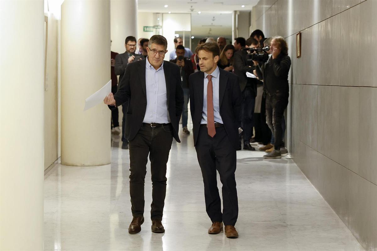 Jaume Asens y Patxi López, en los pasillos del Congreso.