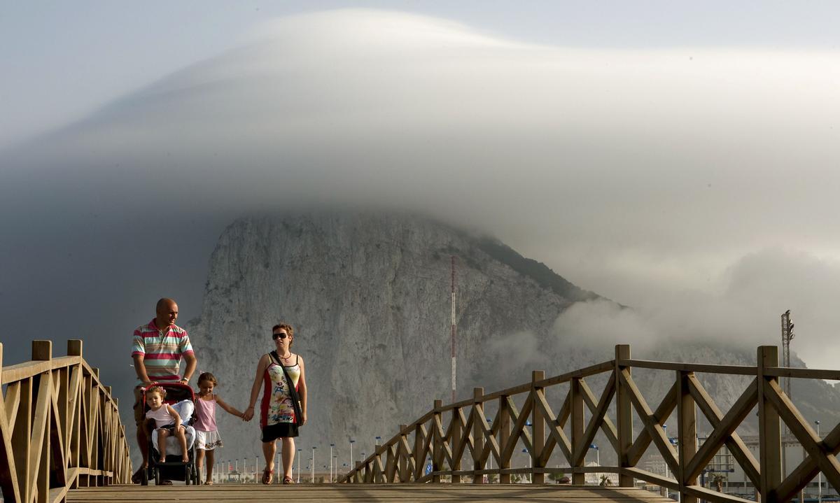 20/07/09.- Una familia de La Línea de la Concepción (Cádiz) pasea frente al peñón de Gibraltar, 
