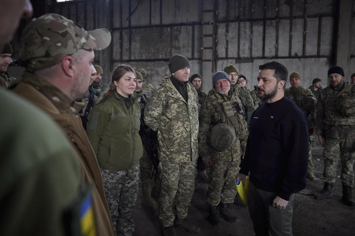 El presidente ucraniano, Volodimir Zelenski (d), visita las posiciones avanzadas del ejército ucraniano en Bajmut este 22 de marzo.