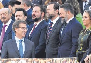 El presidente del PP, Alberto Núñez Feijóo, y el de Vox, Santiago Abascal, en el acto institucional del 12 de octubre. 