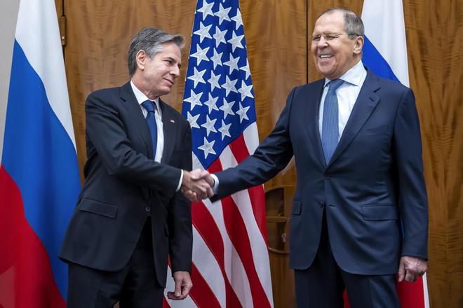 El ministro de Asuntos Exteriores ruso, Serguéi Lavrov (i) y su homólogo estadounidense, Antony Blinken (d) se saludan, antes del comienzo de la reunión que celebran este viernes en Ginebra.  EFE/EPA/MARTIAL TREZZINI