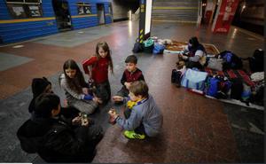 Niños ucranianos jugando en el metro refugiándose de las bombas rusas.