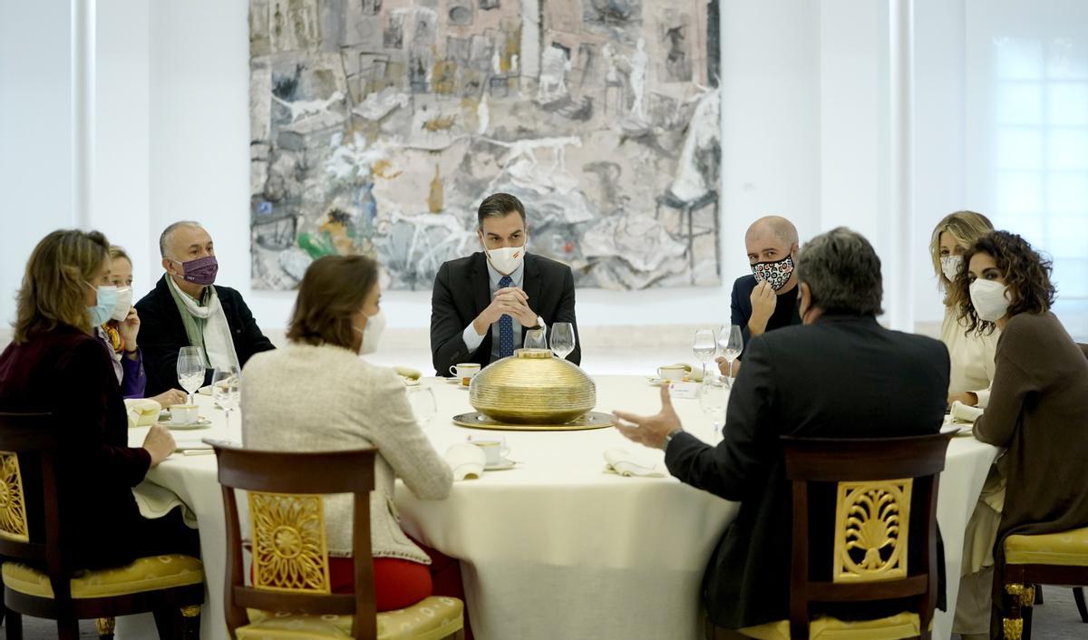 El Presidente del Gobierno, otros miembros de su Ejecutivo y los Secretarios Generales de UGT y CCOO escuchan al ministro de Inclusión durante un desayuno en el Palacio de La Moncloa 