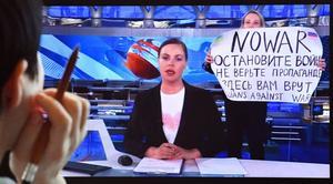 La periodista rusa Marina Ovsyannikova protesta contra la guerra durante una emisión de Channel One.