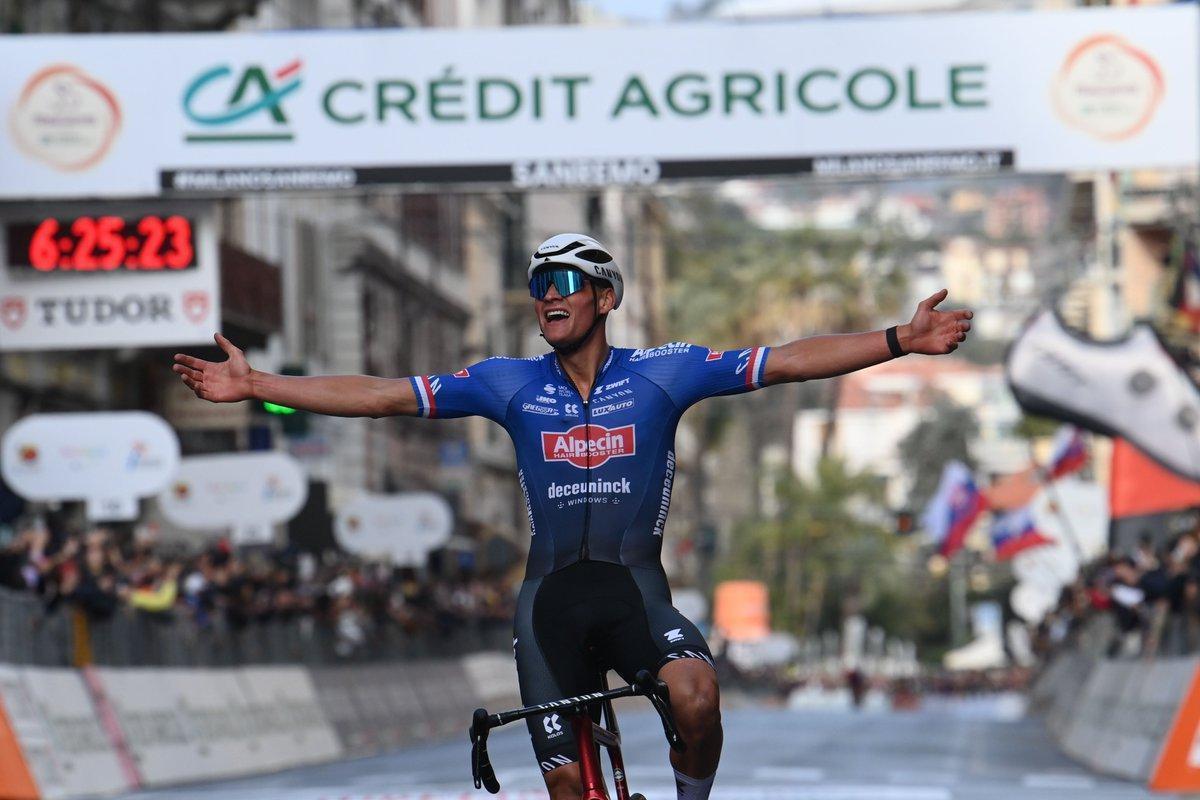 Mathieu van der Poel levanta los brazos tras su victoria en la Milán-San Remo.