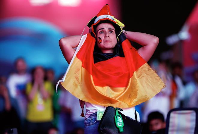 Una seguidora de Alemania reacciona ante la derrota de su selección en el ’fan festival’ de Doha.