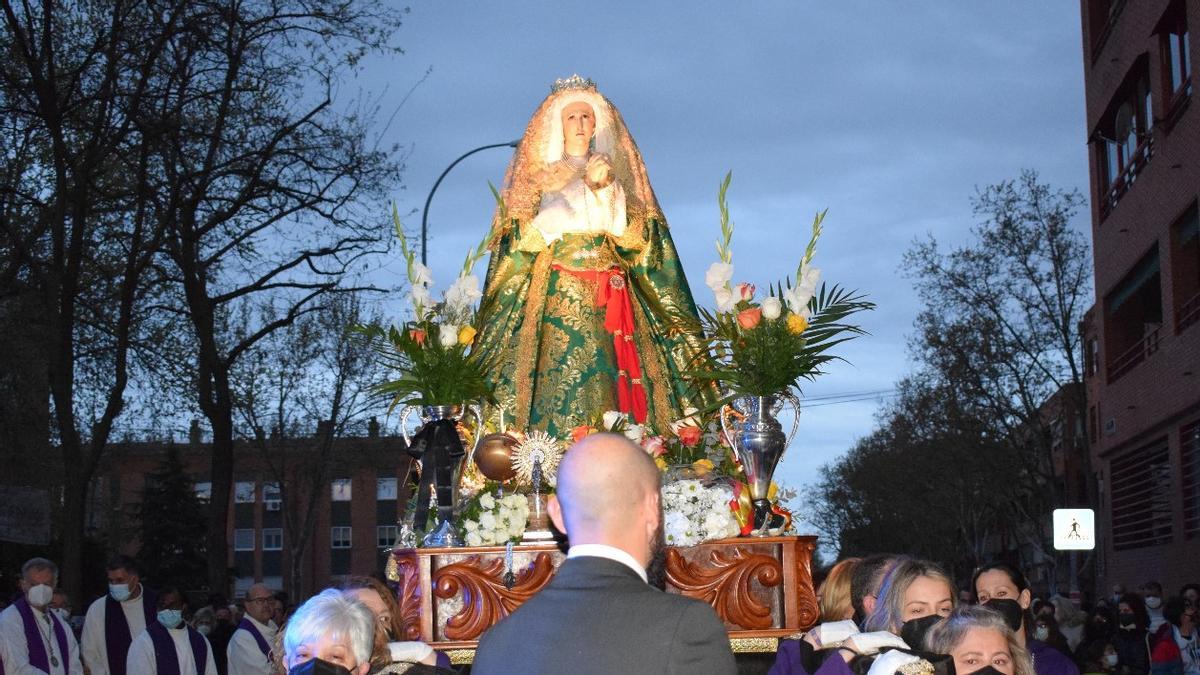 Imagen de ’Nuestra Señora de los Dolores’ (autor anónimo, s. XX) durante la procesión del Cristo del Pozo y Nuestra Señora de los Dolores, en Madrid