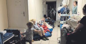 Niños en el refugio de un hospital pediátrico de Kiev (Ucrania). 
