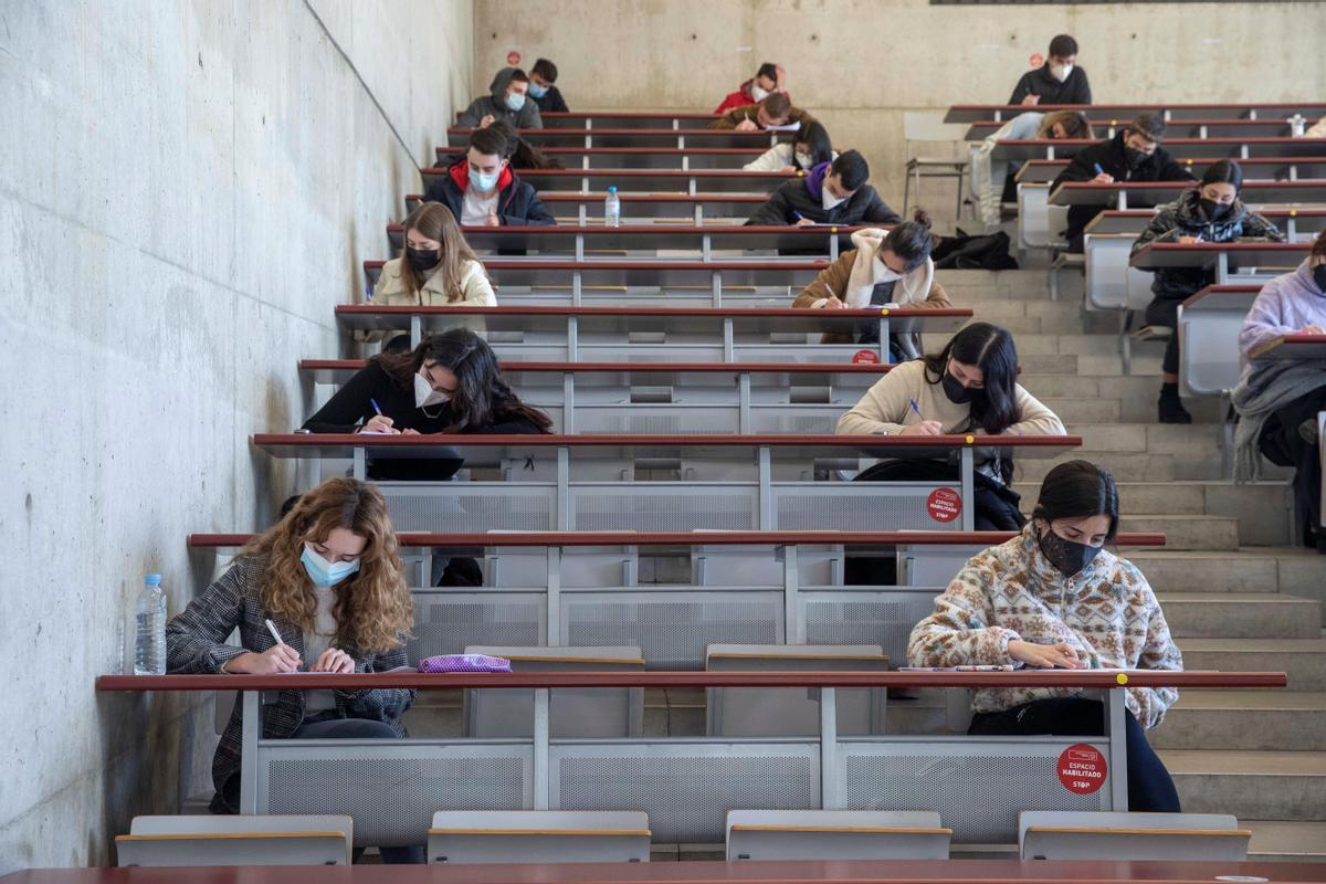 Estudiantes en la facultad de la Universidad de Murcia (UMU), durante un examen.
