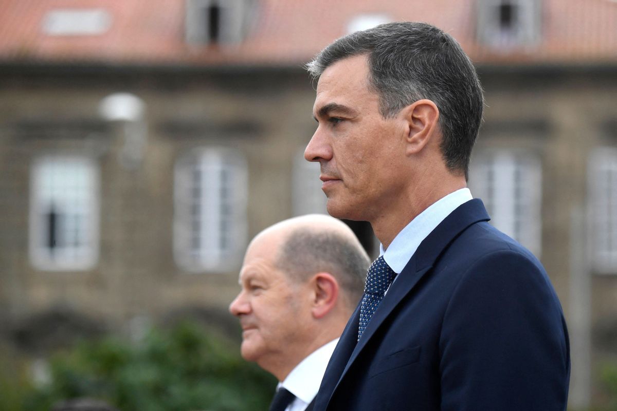 El presidente del Gobierno, Pedro Sánchez, con el canciller alemán Olaf Scholz en la cumbre hispano-alemana en A Coruña. El presidente del Gobierno, Pedro Sánchez, con el canciller alemán Olaf Scholz en la cumbre hispano-alemana en A Coruña.