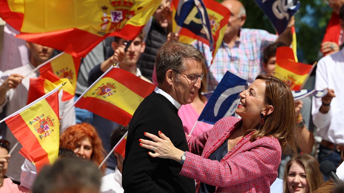 El presidente del Partido Popular, Alberto Núñez Feijóo, abraza a la candidata del PP a la Alcaldía de Zaragoza, Natalia Chueca, durante un mitin de campaña electoral, en calle Morell, a 14 de mayo de 2023, en Zaragoza, Aragón