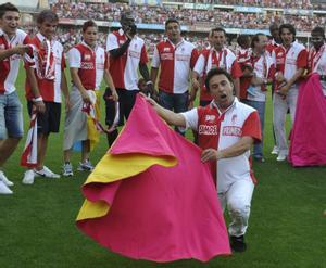 El expresidente del Granada CF Quique Pina celebra el ascenso del club en 2011