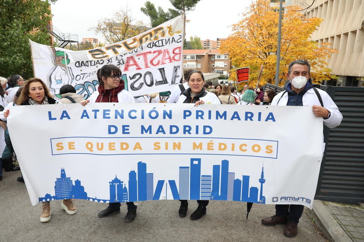 Varios médicos ayer durante la concentración organizada por el sindicato Amyts, frente a Gerencia de Atención Primaria de la Consejería de Sanidad en Madrid.