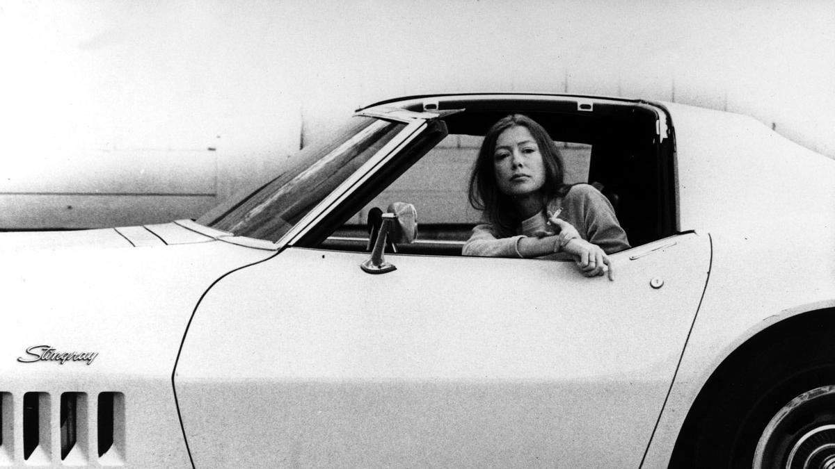 Joan Didion, con su célebre Corvette.