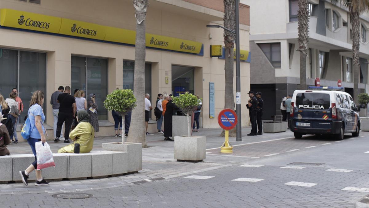 Un furgón policial frente a una oficina de Correos en Melilla, este miércoles.