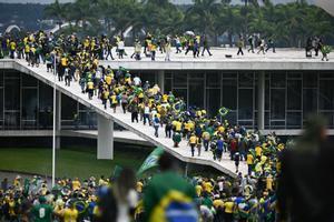 Manifestantes invaden el Congreso Nacional de Brasil, en Brasilia.