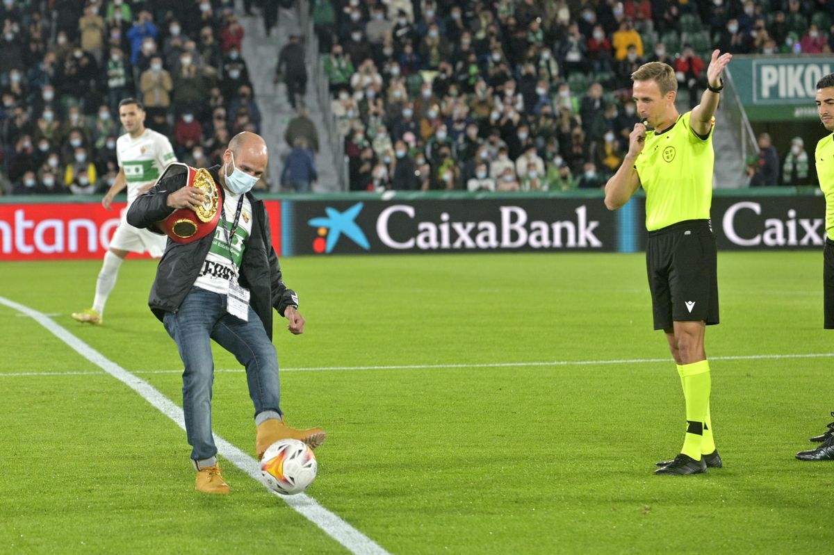 El árbitro Pizarro Gómez, en el saque de honor del Elche-Betis El árbitro Pizarro Gómez, en el saque de honor del Elche-Betis