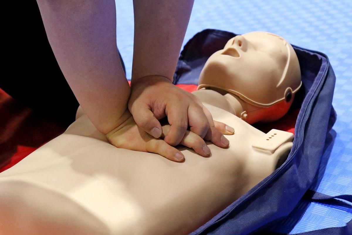 Técnicas RCP: cómo usar un desfibrilador y cómo actuar en una parada cardiorrespiratoria Técnicas RCP: cómo usar un desfibrilador y cómo actuar en una parada cardiorrespiratoria