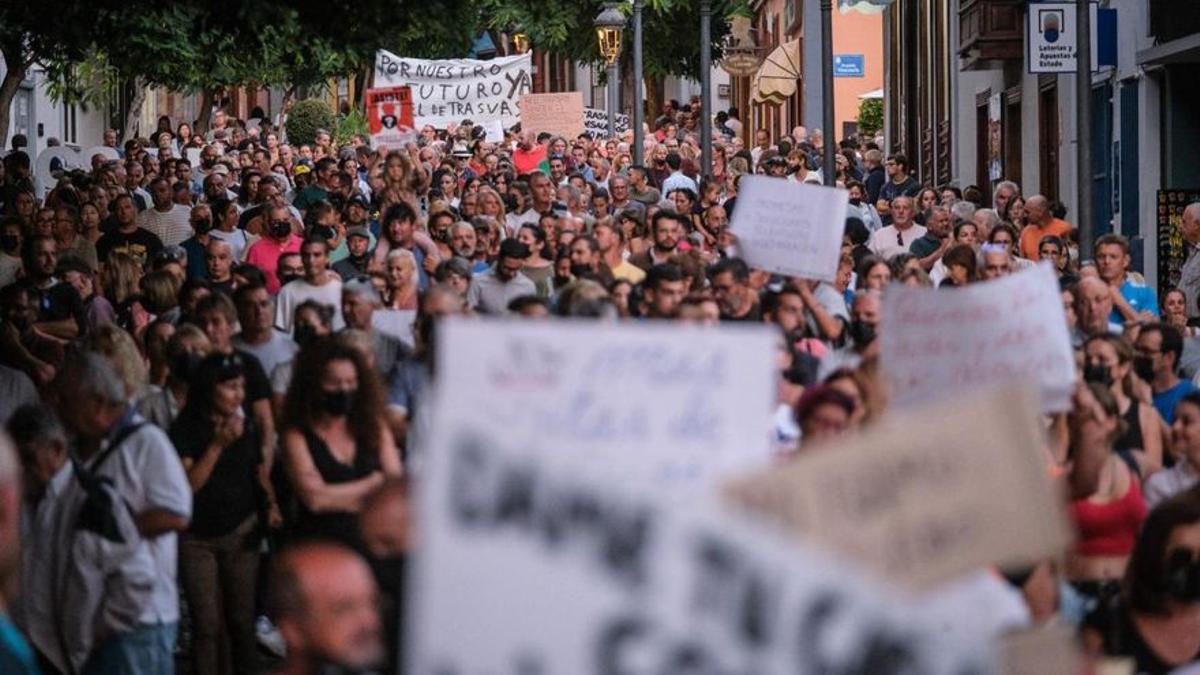 Protestas tras cumplirse un año de la erupción en La Palma