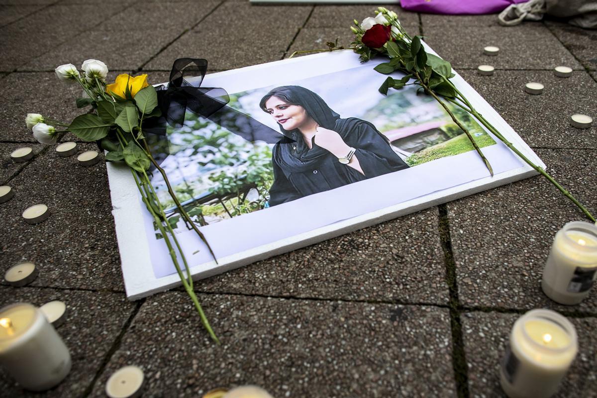 Fotografía de Mahsa Amini, muerta en Irán tras ser detenida por llevar mal el velo, durante una protesta en Alemania. 