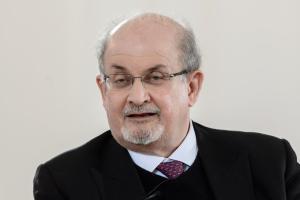 Cronología de la fatua contra Salman Rushdie: protestas, traductores atacados y recompensa millonaria
