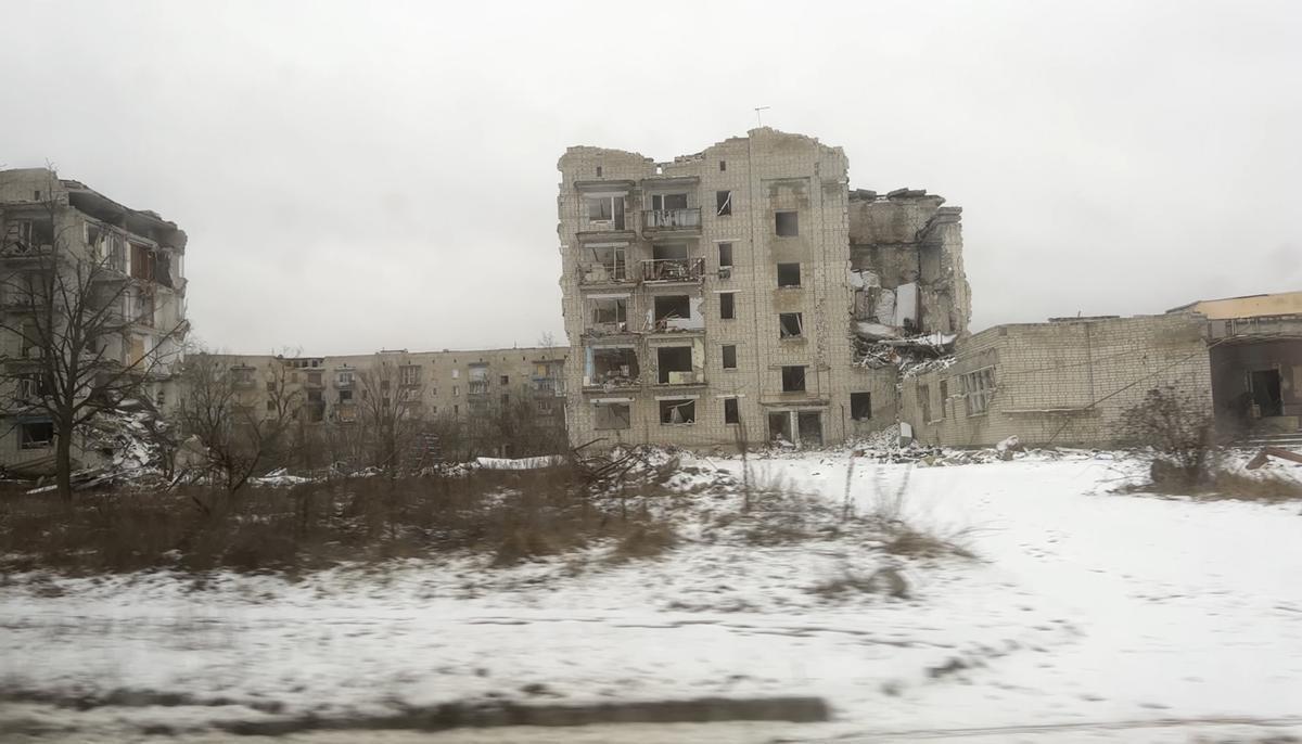 Bloque de pisos en ruina en la localidad ucraniana de Izium, que estuvo meses bajo el control de las tropas rusas.