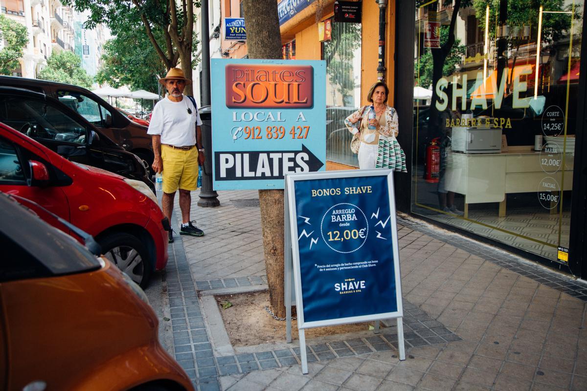 Varios carteles publicitarios en una acera del barrio de Ibiza, en Retiro.